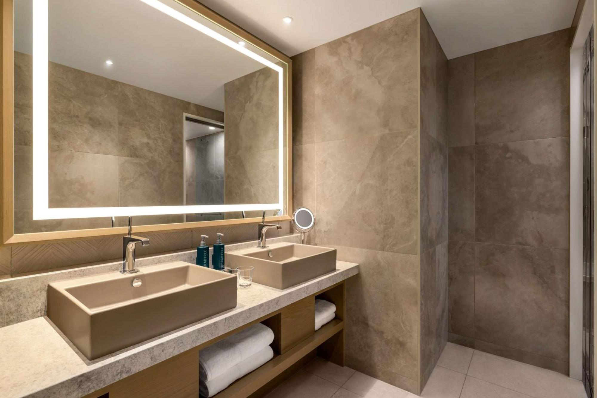 Doubletree By Hilton Toyama Hotel Ngoại thất bức ảnh